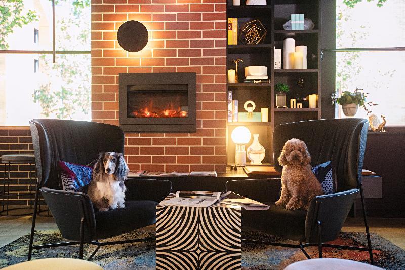 Zagame'S House Hotel Melbourne Luaran gambar A fireplace in a living room