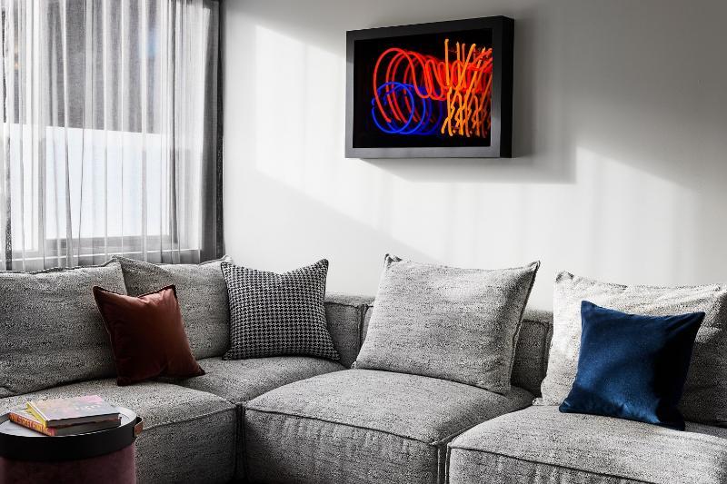 Zagame'S House Hotel Melbourne Luaran gambar A plasma television